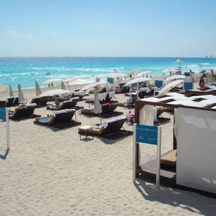 We very enjoyed the excellent service of the Hard Rock Cancun- we loved our beach cabana and beach service daily!!