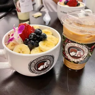 Macadamia coffee &amp; açaí bowl