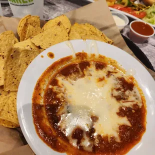 Chili con queso. Quite good even tho chips weren&apos;t quite fresh.