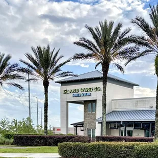 (･‿･) /ﾟ*:｡ﾟ  And after all the rain in the neighborhood, let's go in! Happy Saturday to you! #IslandWingCafe-BartramPark