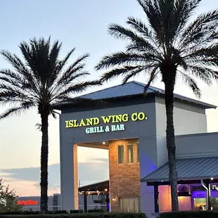 (･‿･) /ﾟ Right here in the neighborhood. Let's go in! Cheerzzz to a great evening!