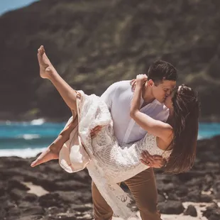 Hawaii Elopement Wedding at Makapu&apos;u Beach