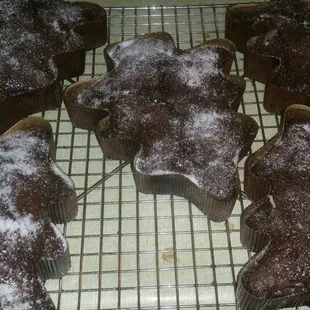 These tree shaped molds are perfect for gifting this holiday season. I made chocolate fudge run cakes, this round. They came out perfect!