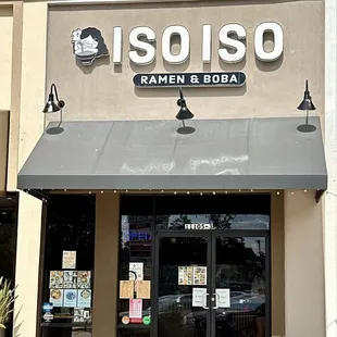 (*‿*) /ﾟ*:｡ﾟ Because lunch was a bit spicy earlier (lol), let's go in for that icy cold Mango and Strawberry slush. *‿*