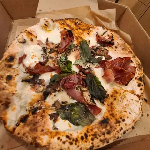 Speck e funghi pizza - dry. Do not recommend