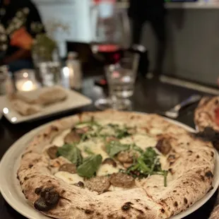 Broccoli Rabe e Salsiccia Pizza Dinner