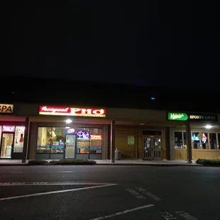 the outside of a restaurant at night