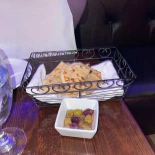 Complimentary pita bread and olives !!!