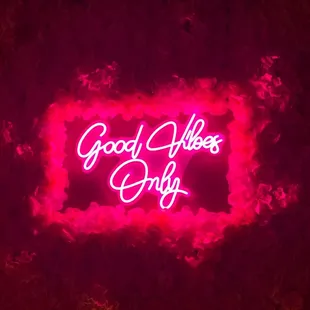 a neon sign that says good vibes only