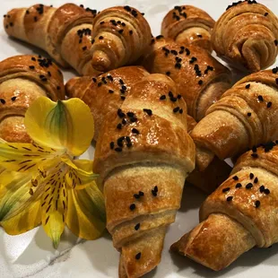 Salty Cookie with black seed topping
