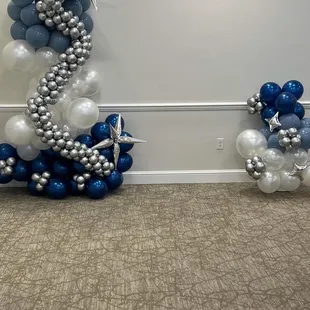 Freestanding balloon garland