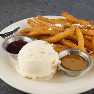 Deditos con nieve, warm funnel fries served with coconut ice cream and raspberry and caramel sauce. An amazing ending to a wonderful dinner!