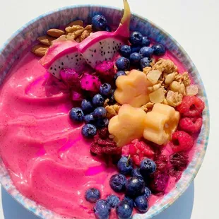 Dragonfruit smoothie bowl