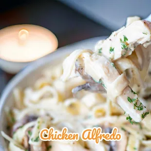 chicken alfredo with mushrooms and parsley