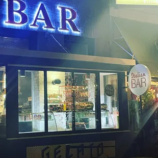 the outside of a restaurant at night