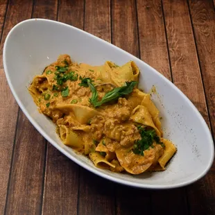 PAPPARDELLE RUSTICA,
Mushrooms and peas in a Bolognese sauce with a touch 
of creamy sauce