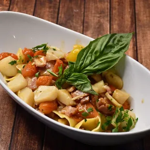 HOMEMADE PAPPARDELLE SCALLOPS
Homemade pappardelle pasta with pancetta, scallops,
garlic, and cherry tomatoes in white wine sauce