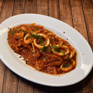 SPICY SAUTÉED CALAMARI
Sautéed calamari with Calabrese peppers, garlic, and a spicy marinara sauce