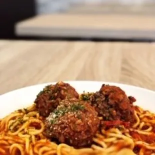 a plate of spaghetti and meatballs