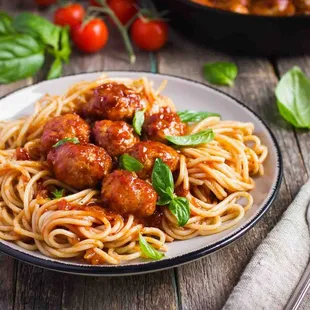 a plate of spaghetti and meatballs