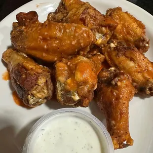 Buffalo garlic wings with ranch dressing