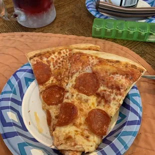 The bomb pepperoni pizza off the hook nice thin crust not heavy best pizza I've had in a long time and they Great pizza at a great price