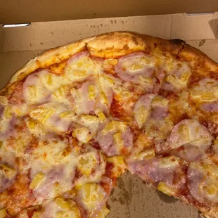 20&quot; Hawaiian pizza