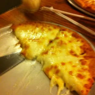 Alfredo cheese pizza