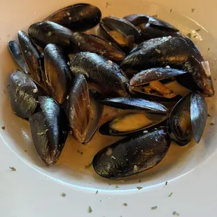 Black Mussels Sambuca in a white wine garlic sauce. De-lic-ious!