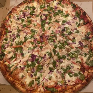 Spinach, chicken, red onion, green peppers, tomato. And garlic pizza
