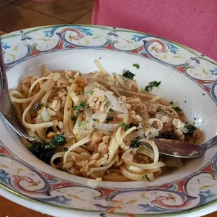 Linguini with white sauce and clams