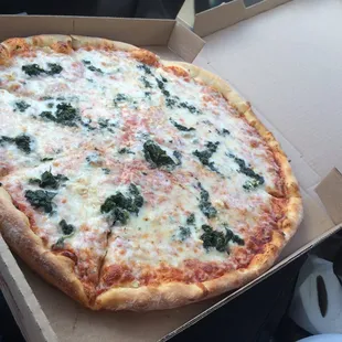 Spinach And Garlic pizza!!! Smells delicious.....taste better