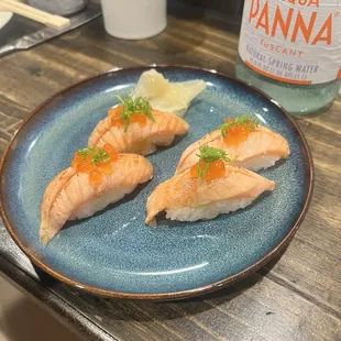 Salmon nigiri
