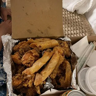 food, chicken wings and fried chicken