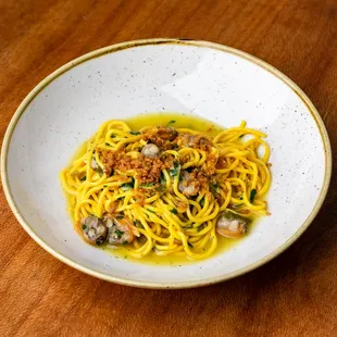 Spaghetti alle vongole, manila clam, chile, ciccioli