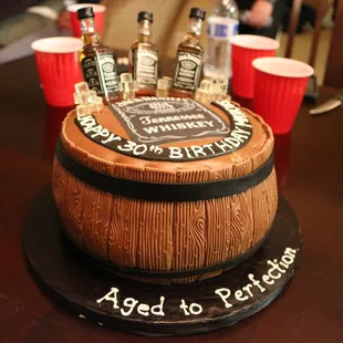 I love the detail in the barrel planks. She also made sure each barrel plank was one-serving worth so it's easier to cut the cake.