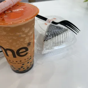 Thai tea smoothie and cookies and cream cake