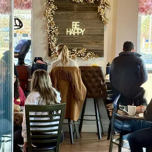 "Be Happy" wall decoration