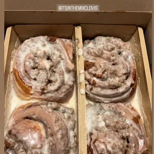 Box of 4 cinnamon rolls that will feed your whole family!