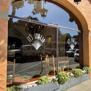 the outside of a restaurant