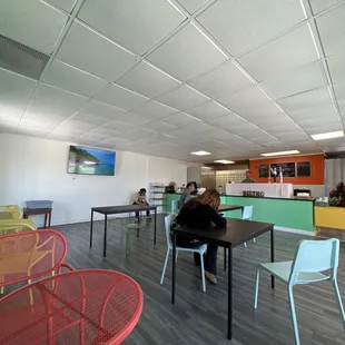 Dining room space. Lots of single diners come and go here. It was just full and now...