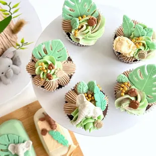 safari themed birthday assorted cupcakes