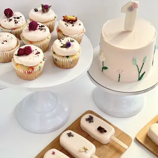 Wildflower themed birthday cake, cupcakes, cakesicle 

#smashcake