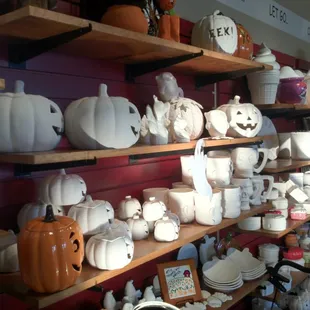 Lots happening at IT'S YOURS POTTERY this fall!! Let your inner artist out to play!