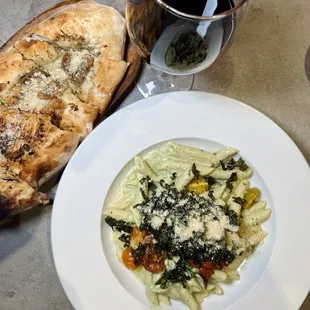 Alfredo Pasta, Garlic Bread and vino