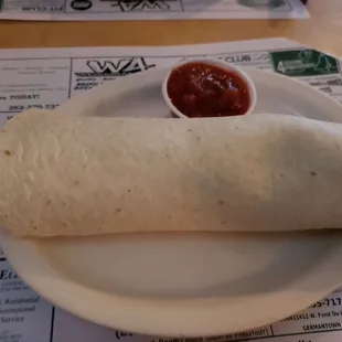 Yep, that is a dinner plate, it's a monster.  I think it is basically a three egg scramble, hash browns, sausage, mushrooms and cheese.