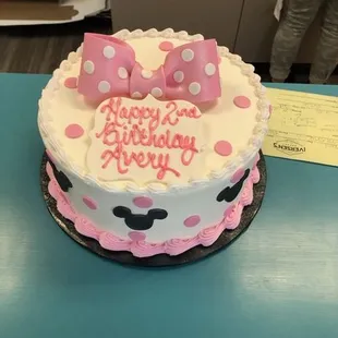 a minnie mouse cake