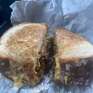 a grilled cheese sandwich cut in half