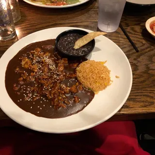 33. Pollo en Mole