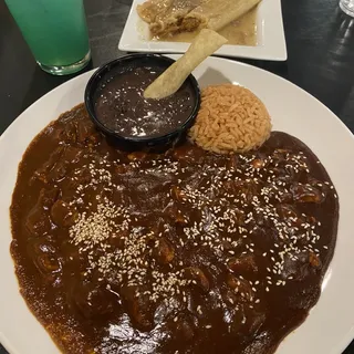 33. Pollo en Mole